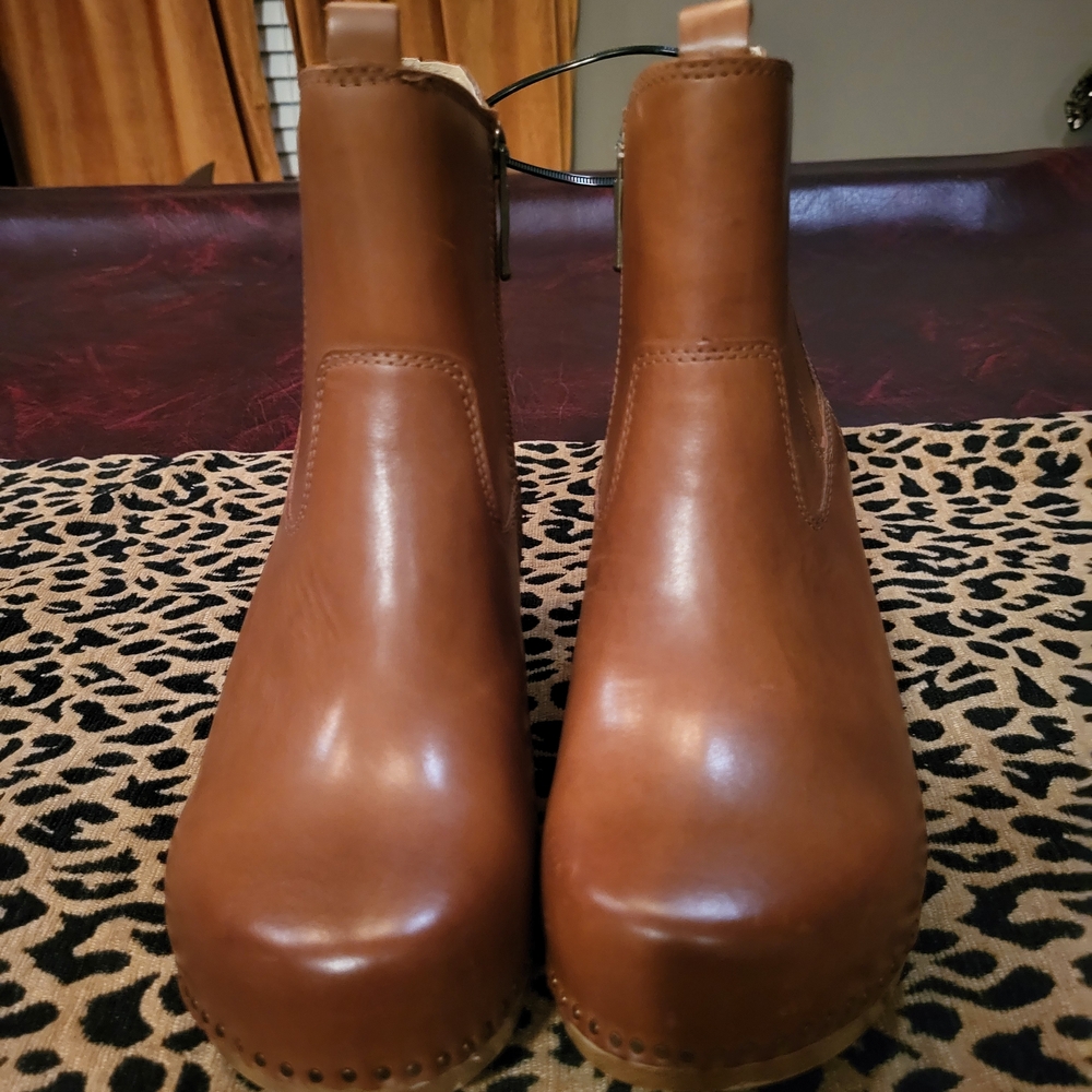 Dansko Chic Tan Leather Ankle Boots